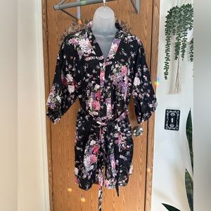 S/M silky short kimono robe. Very sexy